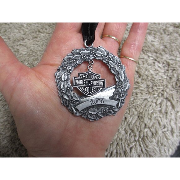 Harley-Davidson 2006 Pewter Christmas Ornament Wreath Design With Ribbon Hanger - Picture 1 of 2